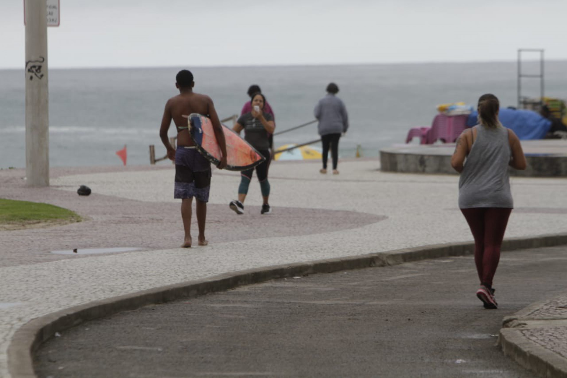 Surfistas aproveitaram tempo ameno e inst&aacute;vel desta segunda na Praia do Recreio, na Barra, Zona Oeste - Marcos Porto / Ag&ecirc;ncia O Dia