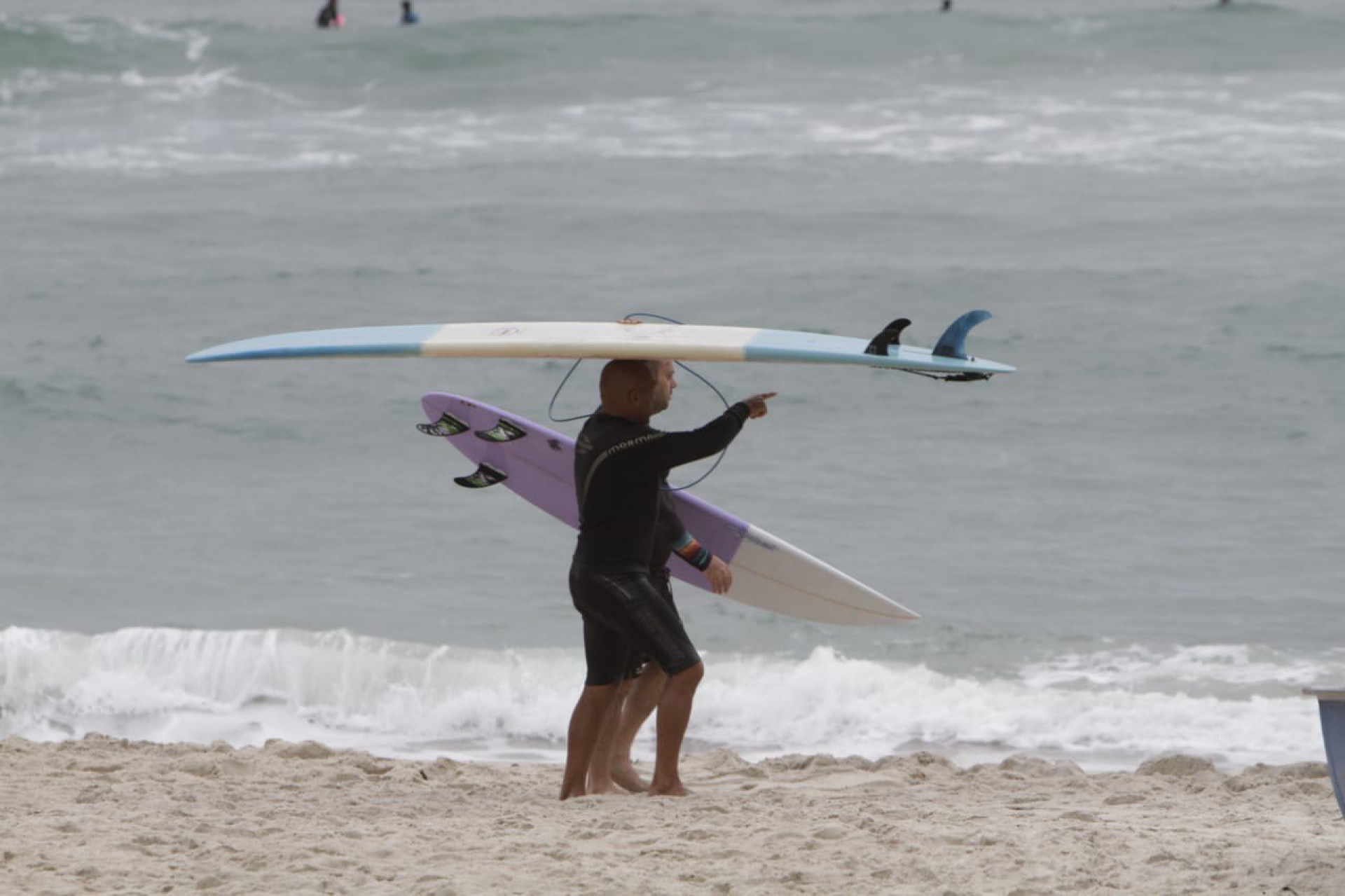 Surfistas aproveitaram tempo ameno e inst&aacute;vel desta segunda na Praia do Recreio, na Barra, Zona Oeste - Marcos Porto / Ag&ecirc;ncia O Dia