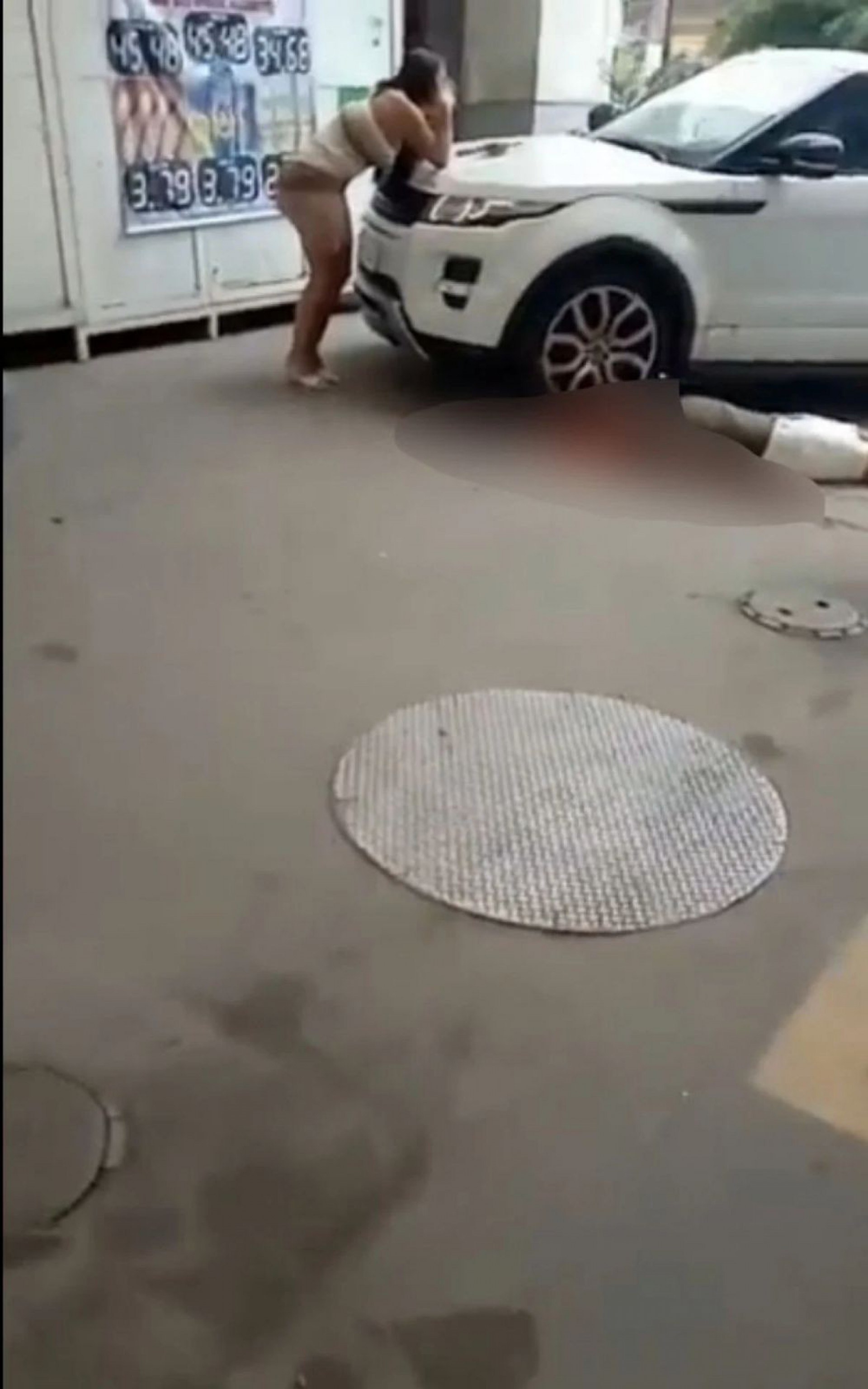 Uma mulher, que o acompanhava, aparece nas imagens chorando, pr&oacute;ximo ao corpo