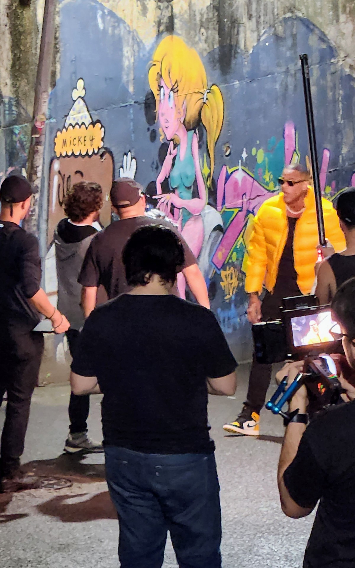 Leo Santana grava cenas de novo clipe no Vidigal