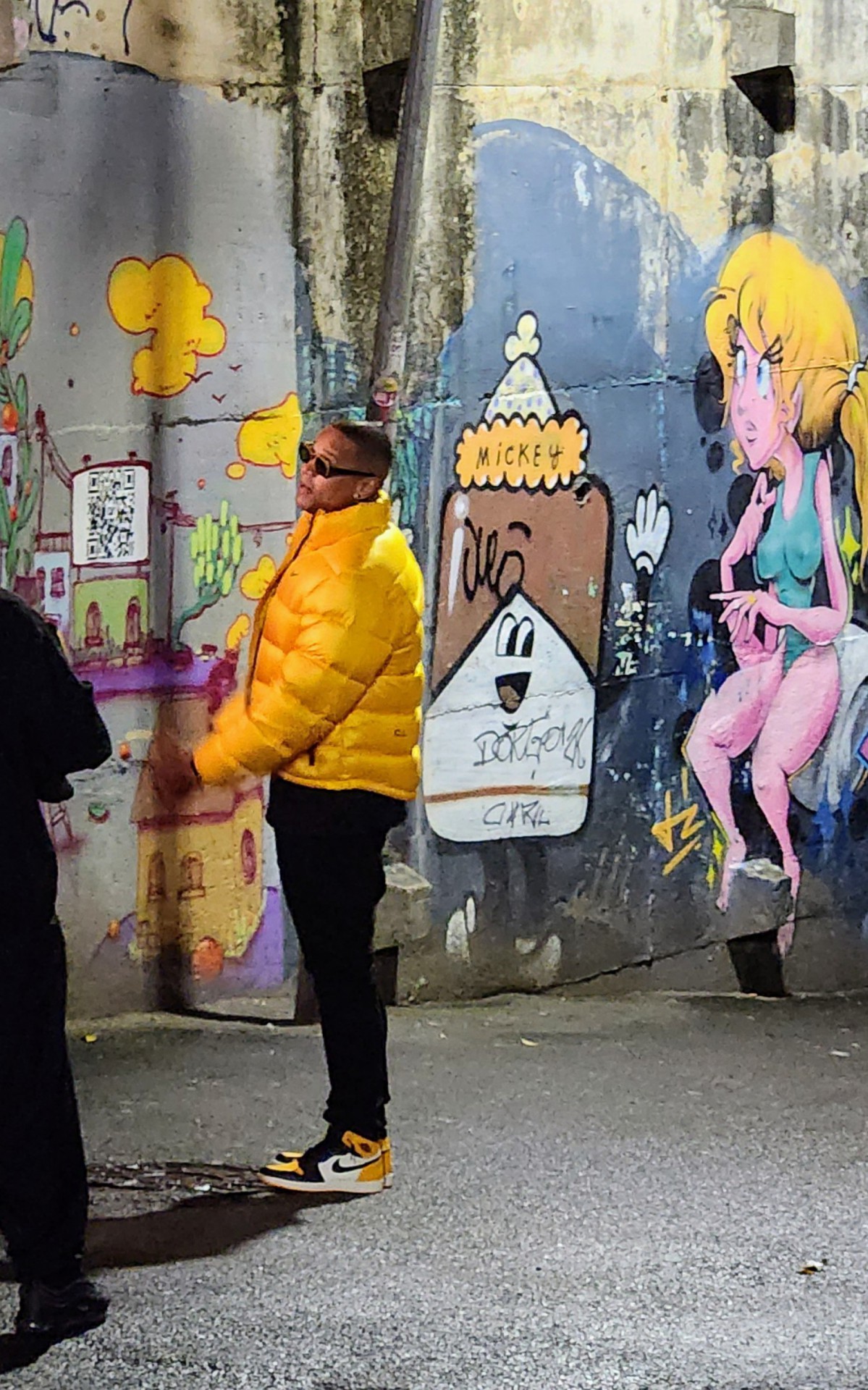 Leo Santana grava cenas de novo clipe no Vidigal