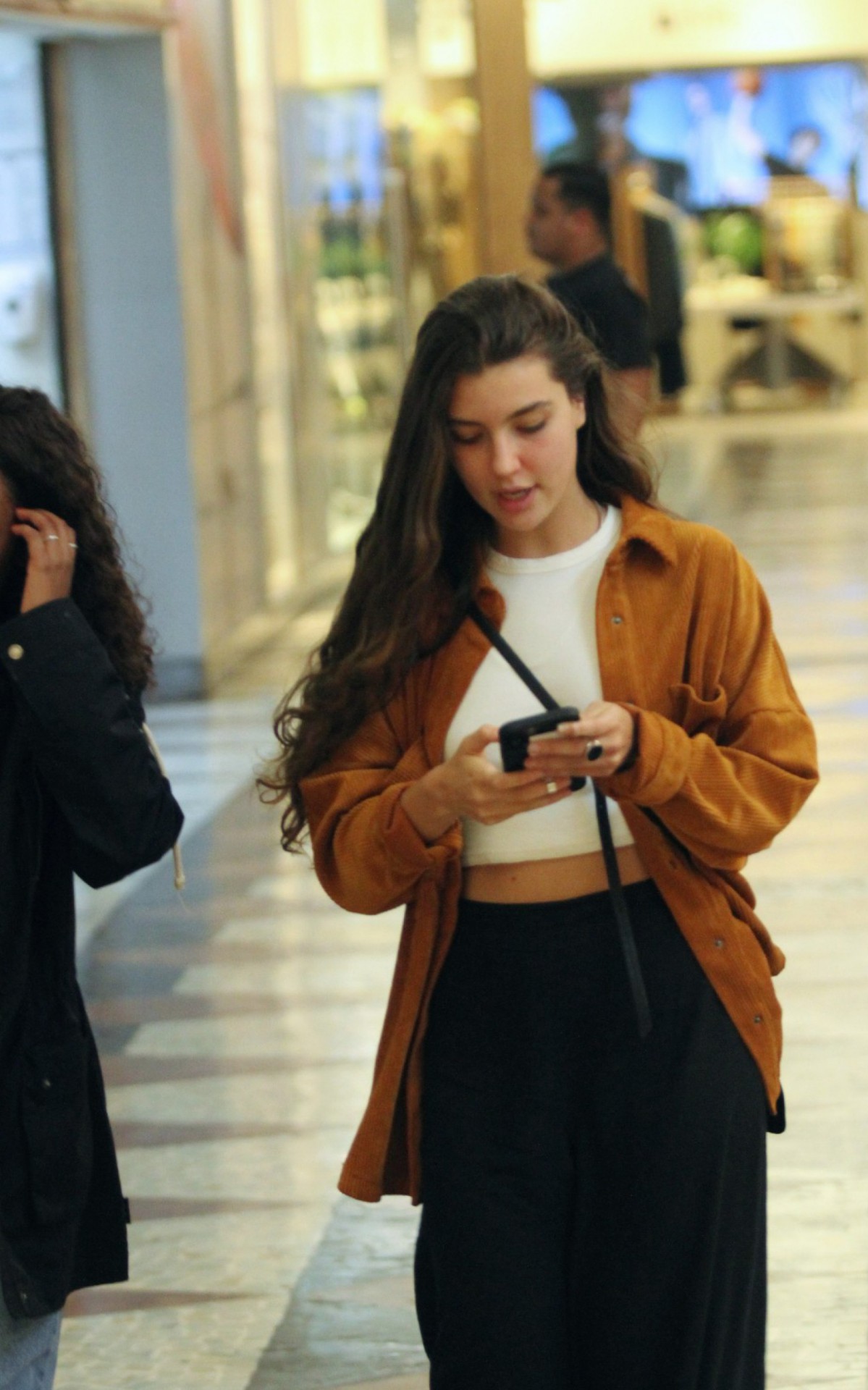 Alanis Guillen curtiu tarde em shopping 