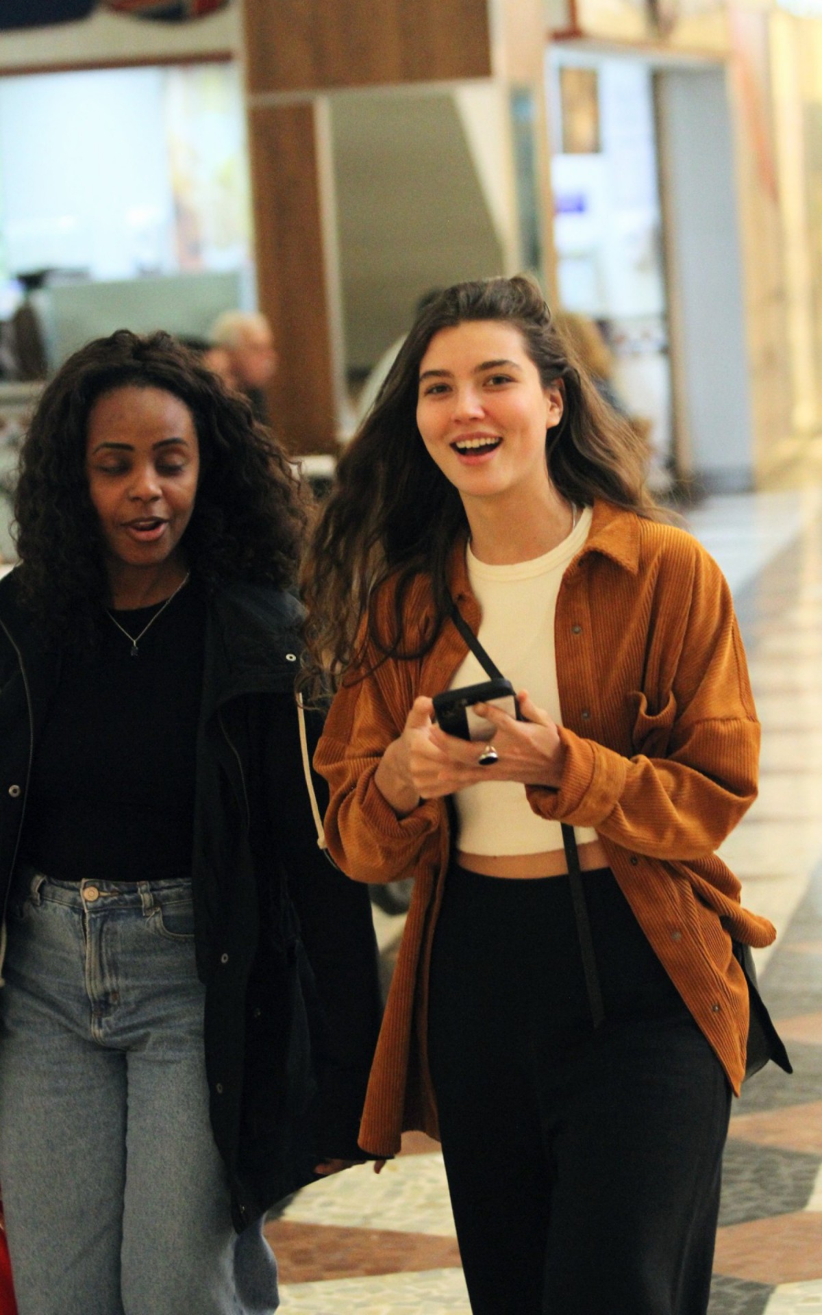 Alanis Guillen curtiu tarde em shopping 