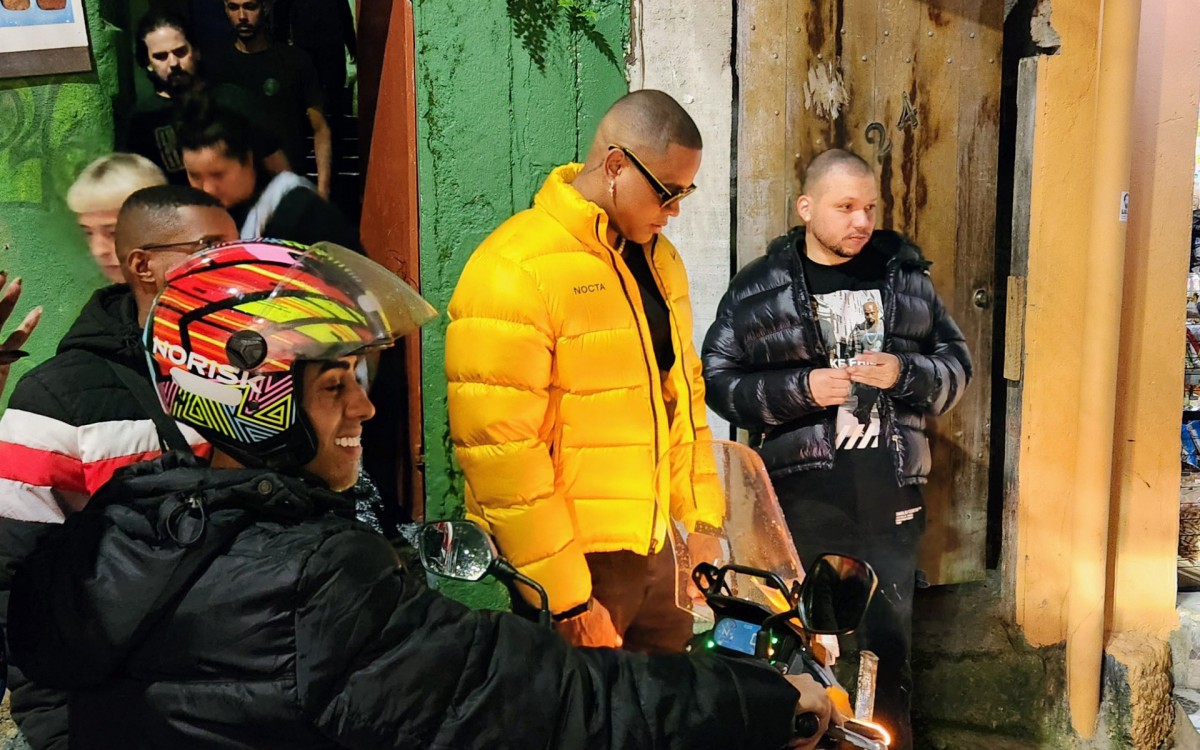 Leo Santana grava cenas de novo clipe no Vidigal