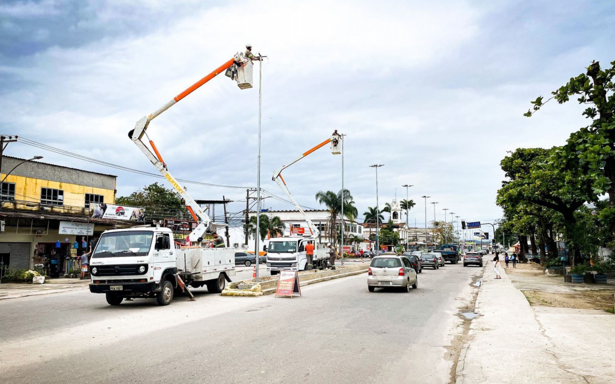 A Prefeitura est&aacute; impantando ilumina&ccedil;&atilde;o de led na Avenida Joaquim da Costa Lima