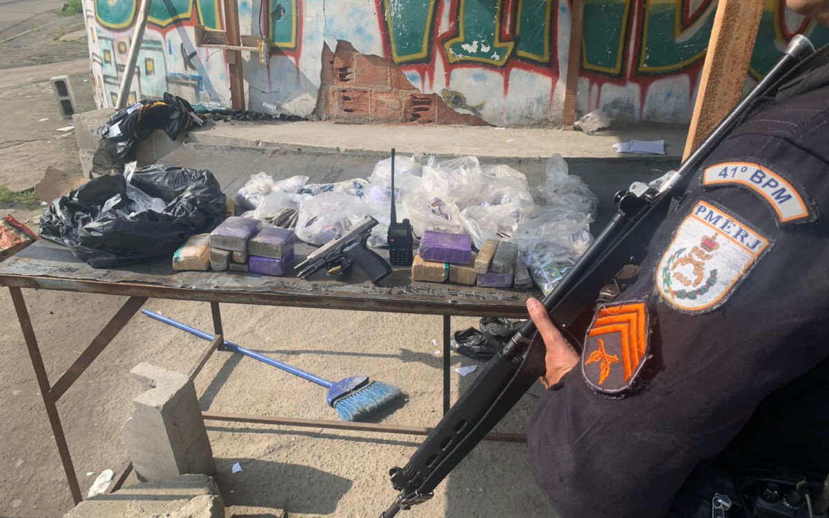 PMs apreenderam pistola, fuzil e grande quantidade de drogas
