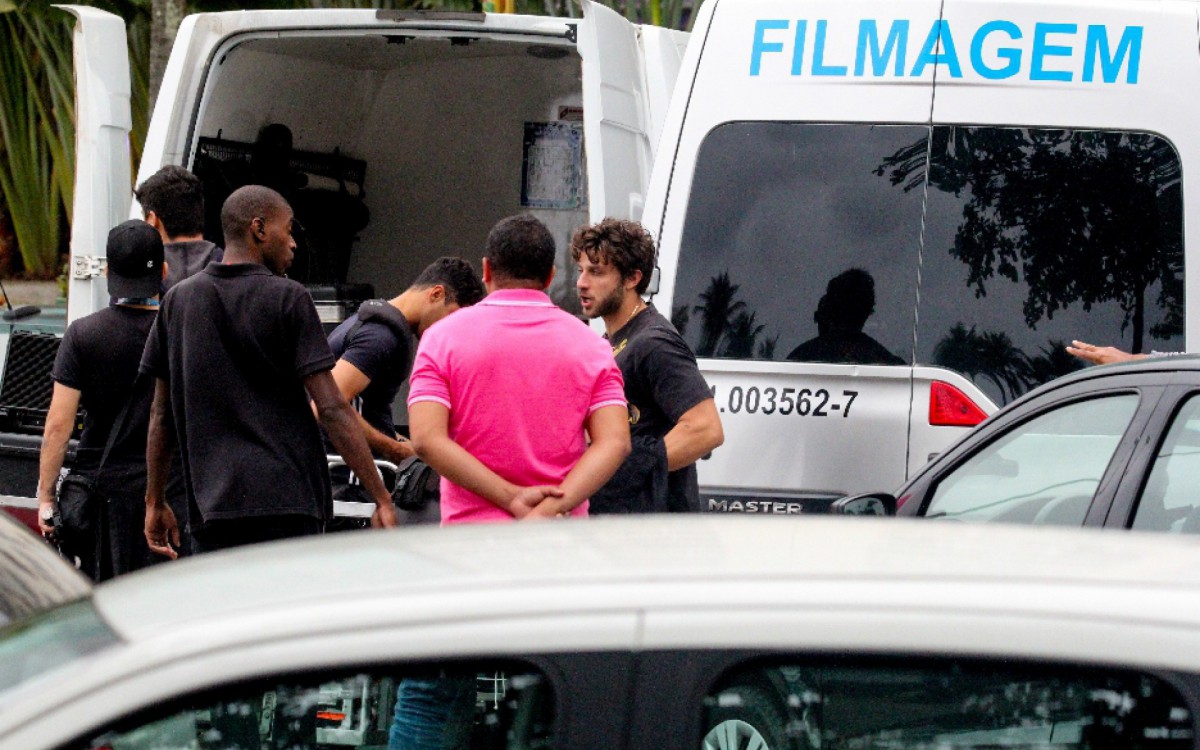 Chay Suede gravou novas cenas de 'Travessia'