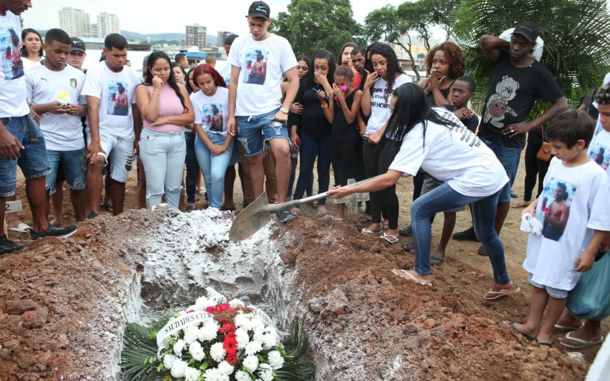 Corpo de Alexandre Guedes Monteiro, de 21 anos, é enterrado no Cemitério de Irajá, na Zona Norte do Rio, nesta terça-feira (4) - Cleber Mendes/ Agência O Dia