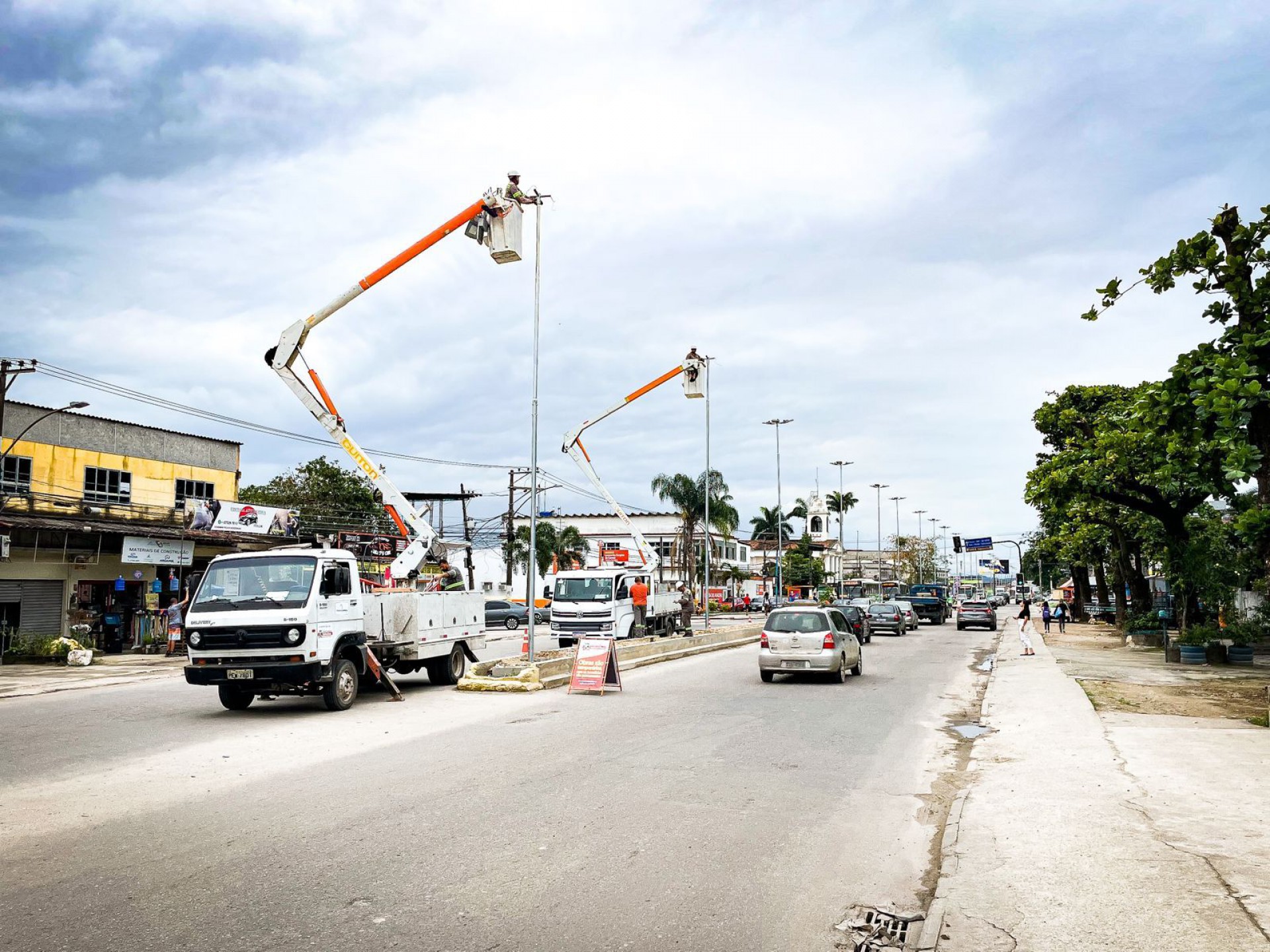 A Prefeitura está impantando iluminação de led na Avenida Joaquim da Costa Lima - Matheus Breda / PMBR