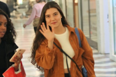 Alanis Guillen faz compras em shopping do Rio