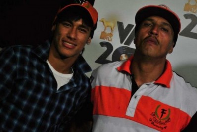 Mano Brown faz discurso durante show e fãs entendem ser indireta a Neymar