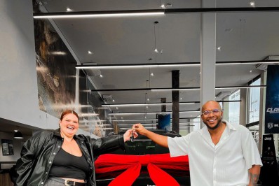 Thais Carla compra carrão e agradece: 'que todas vocês possam sentir o que estou sentindo agora'