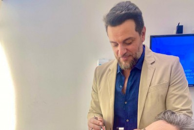 Rodrigo Lombardi maquia Alexandre Nero e brinca: 'Gente, tô ficando bom nisso!'