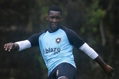 Luis Castro explica ausência de Patrick de Paula e aborda lesões no Botafogo: 'Nunca vi isso'