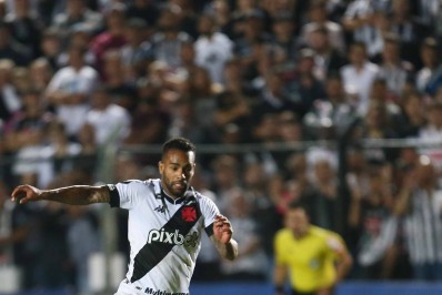 Vasco vira no fim com dois gols de Alex Teixeira e respira na Série B