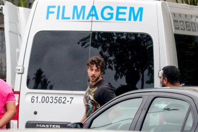 Chay Suede grava cenas de 'Travessia' na Praia do Leme