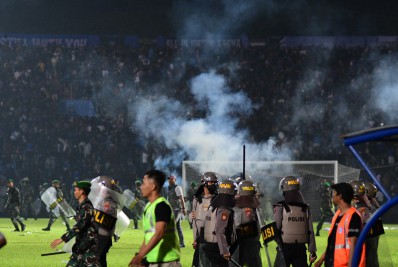 Após tragédia em estádio, Indonésia abre investigação e afasta nove policiais