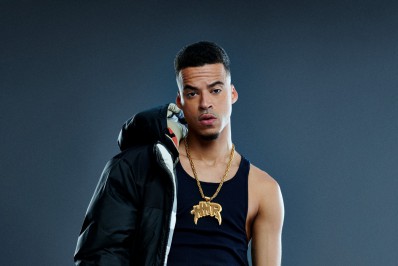 L7nnon mostra sua origem e suas conquistas em música nova