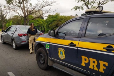PRF prende dois jovens e recupera veículo de aplicativo em Volta Redonda
