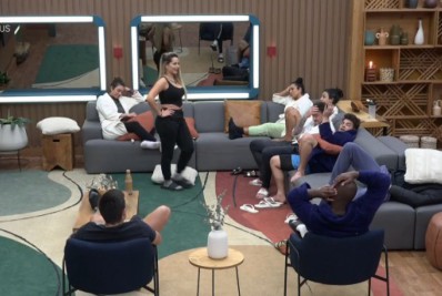 A Fazenda: Deolane diz que colocaria fotos de Deborah e Shay para praticar tiro ao alvo