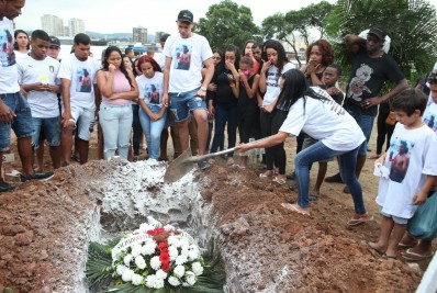 'Acabaram com minha vida', lamenta mãe de morador morto no Morro da Pedreira