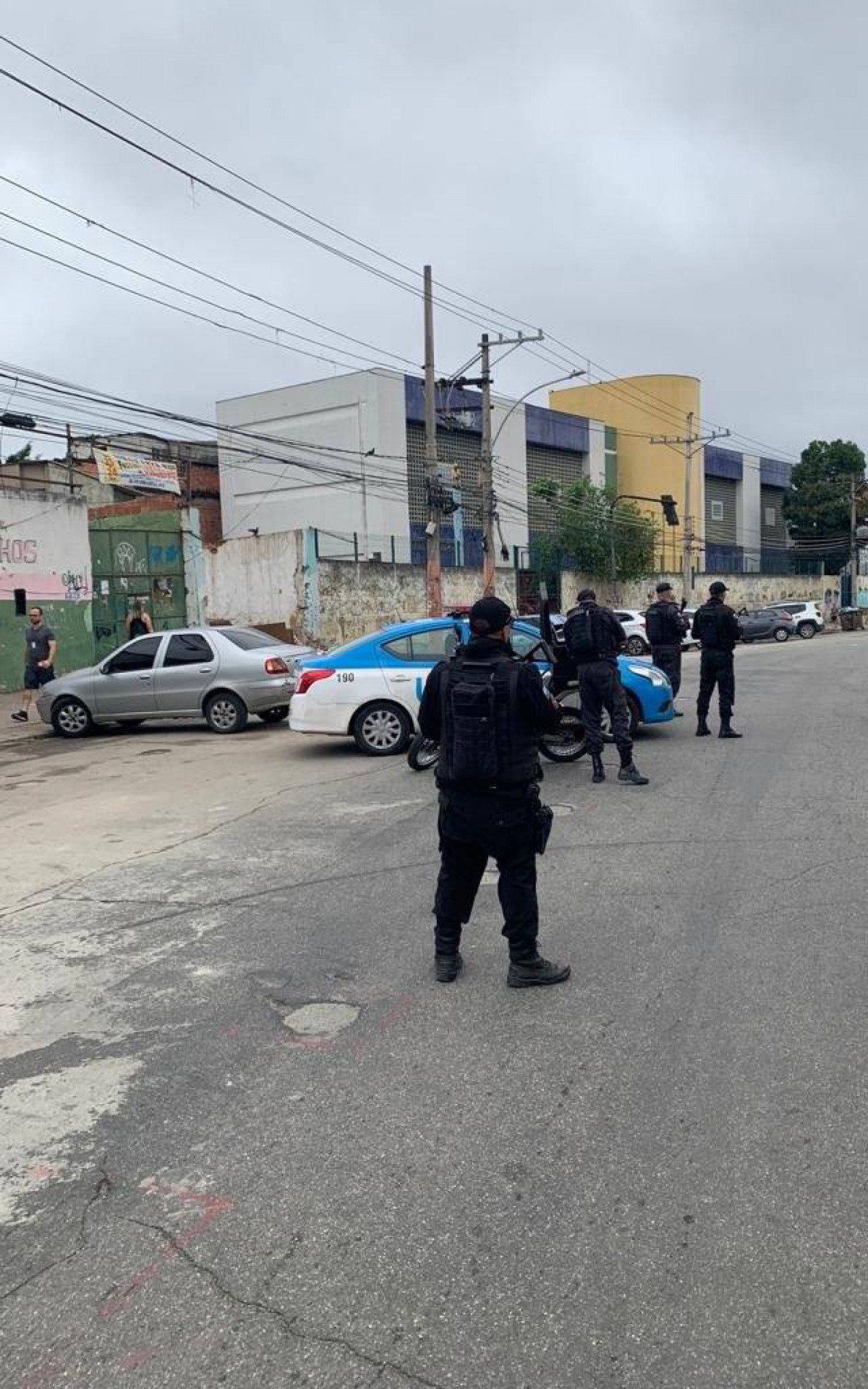 A operação em Maguinhos, na Zona Norte, tem retiradas de barricadas por agentes da UPP - PMERJ