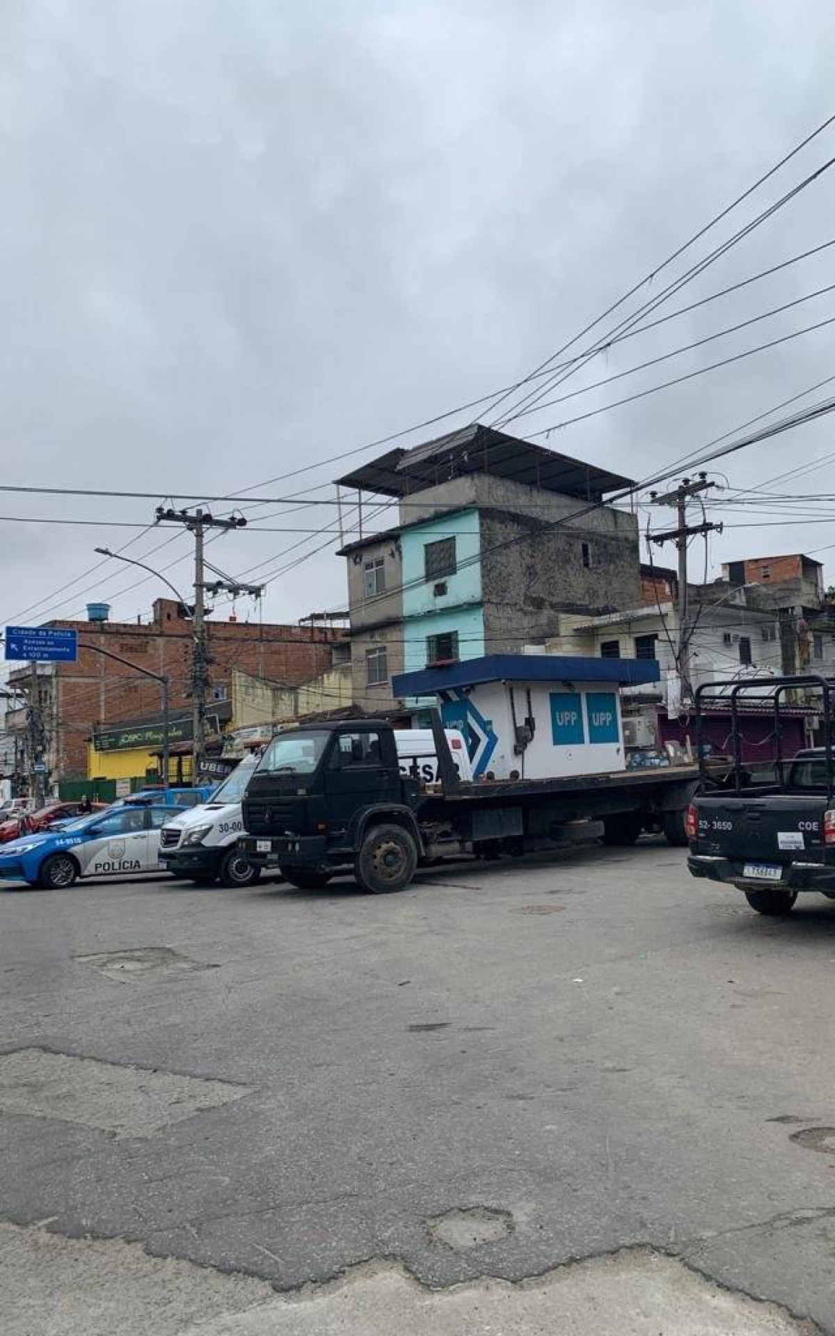 A operação em Maguinhos, na Zona Norte, tem retiradas de barricadas por agentes da UPP - PMERJ