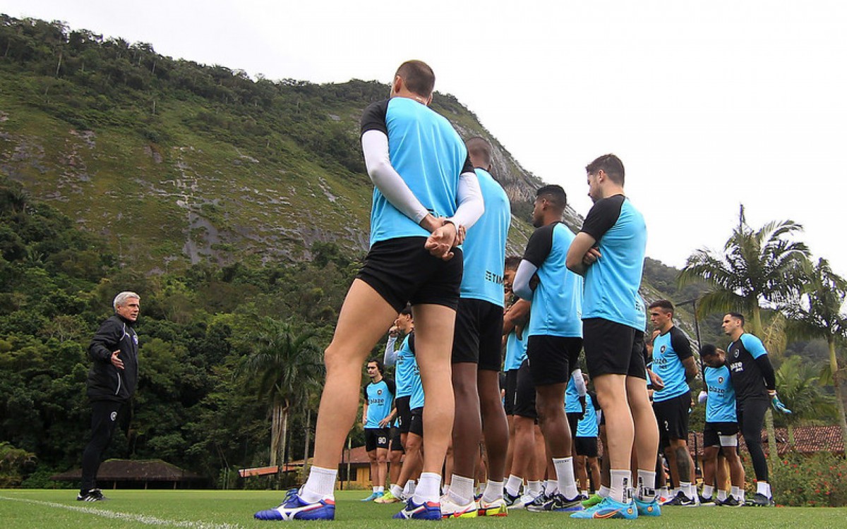 Elenco do Botafogo reunido para conversa com o técnico Luís Castro, no CT do Espaço Lonier, na Barra da Tijuca, Zona Oeste do Rio de Janeiro