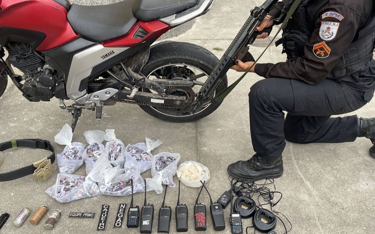 Drogas e uma motocicleta foram apreendidos pelo 9ºBPM (Olaria) durante operação em Madureira - PMERJ