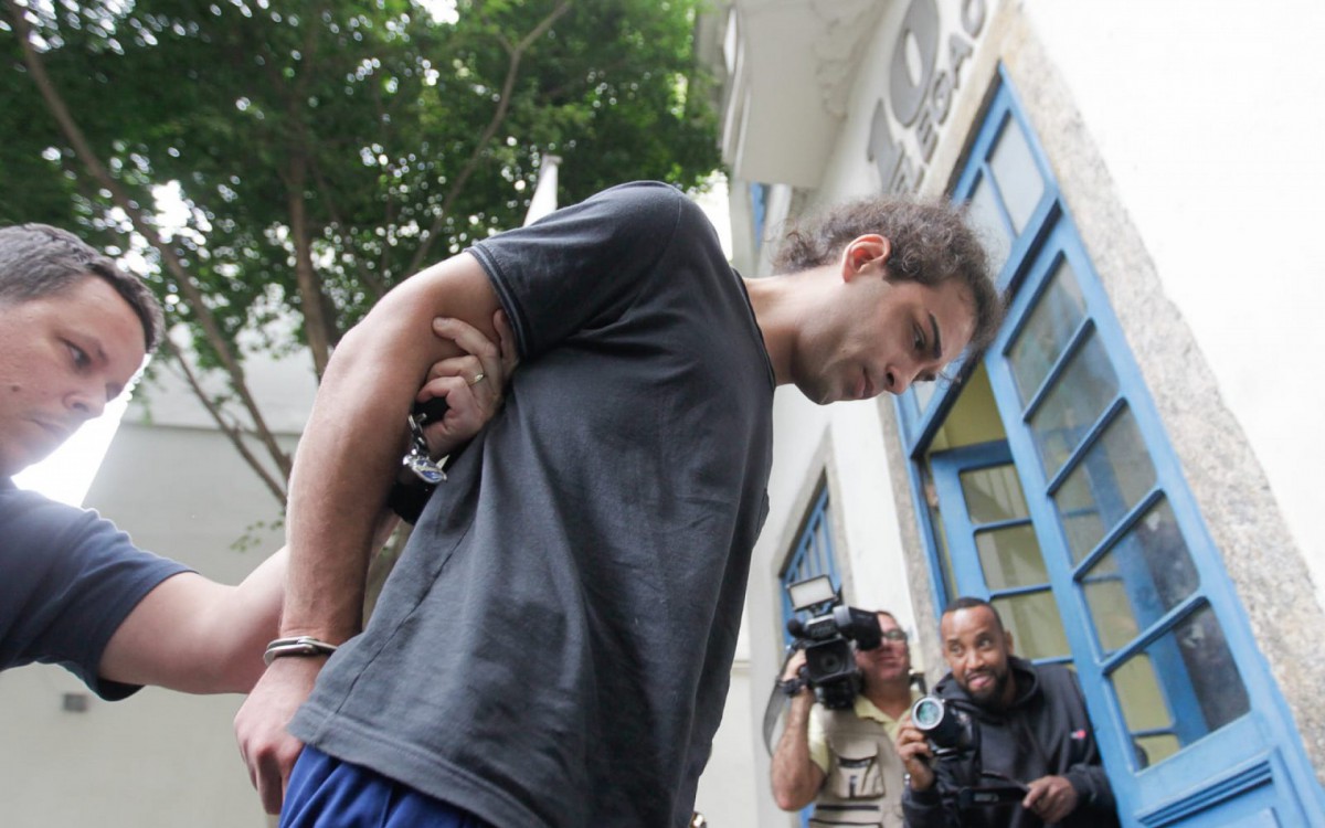 Homem é conduzido para a 10ª DP (Botafogo)