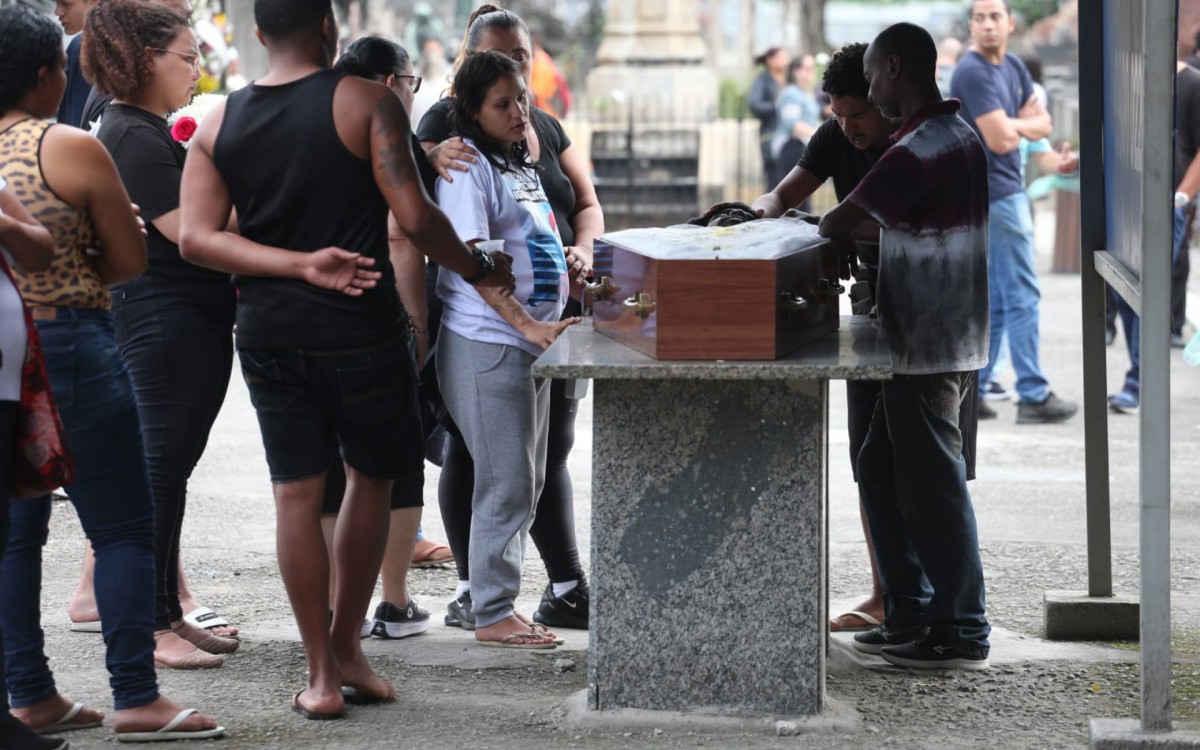 Amigos e familiares se despedem de Igor Ibraim de Souza, morto durante confronto entre policiais e traficantes no Morro do Barbante - Cleber Mendes / Agência O Dia