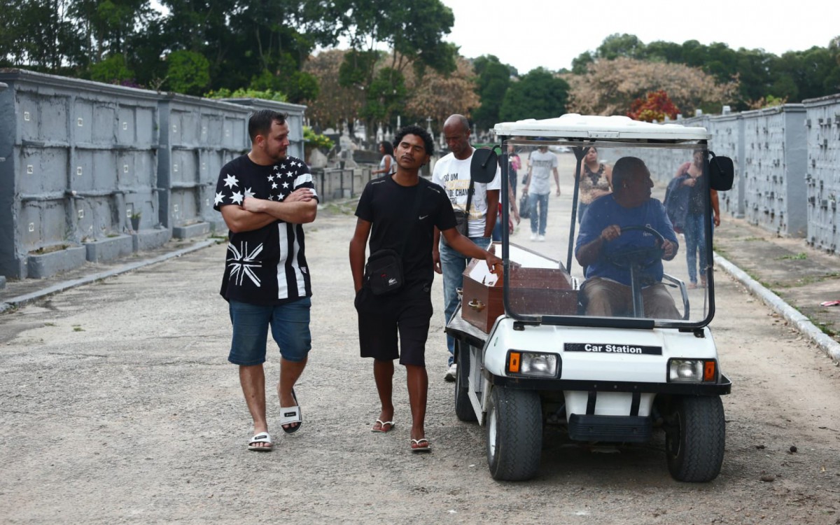 Amigos acompanham caixão com o corpo de Igor Ibraim de Souza, de 28 anos, morto durante confronto entre policiais e traficantes no Morro do Barbante - Cleber Mendes / Agência O Dia