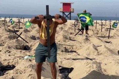 ONG Rio de Paz homenageia pai de vítima da Covid-19 que recolocou no lugar cruzes em protesto na praia de Copacabana