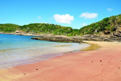 Conheça a Praia do Forno, 'Bandeira Azul' de Búzios