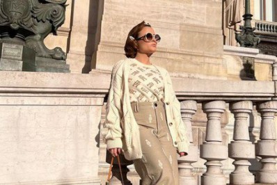 Larissa Manoela compartilha registros de viagem a Paris e recebe elogios