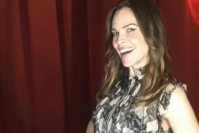 Aos 48 anos, Hilary Swank anuncia gravidez de gêmeos