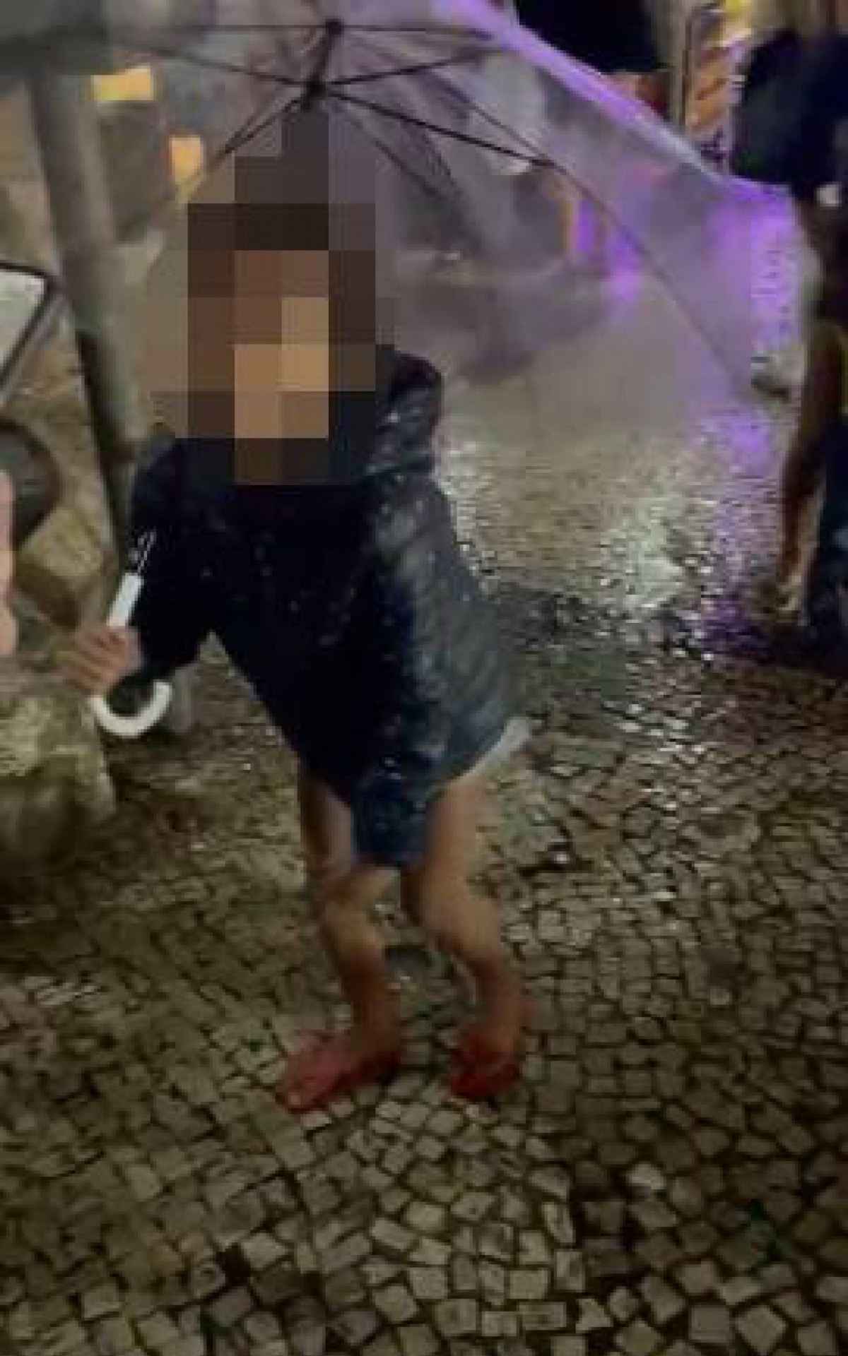 Vídeo feito por investigadores mostram crianças sendo exploradas mesmo debaixo de chuva - Divulgação