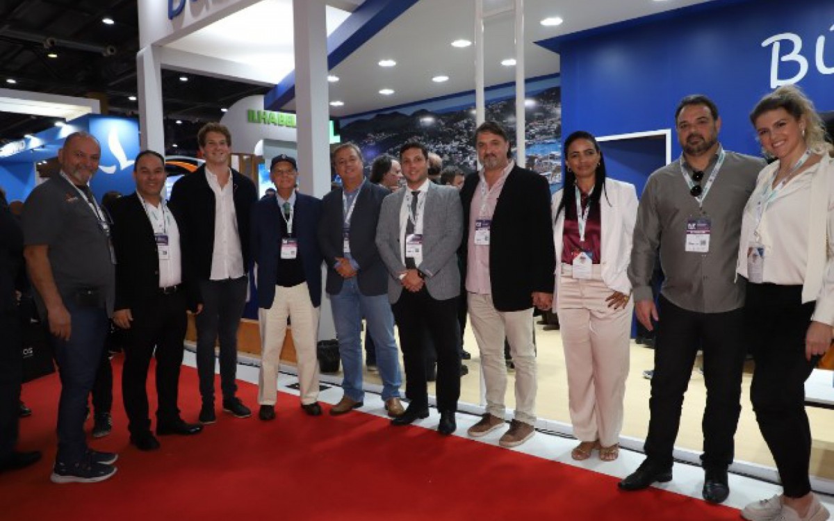 Prefeito Alexandre Martins (REP) e comitiva divulgando o balne&aacute;rio em pa&iacute;ses vizinhos