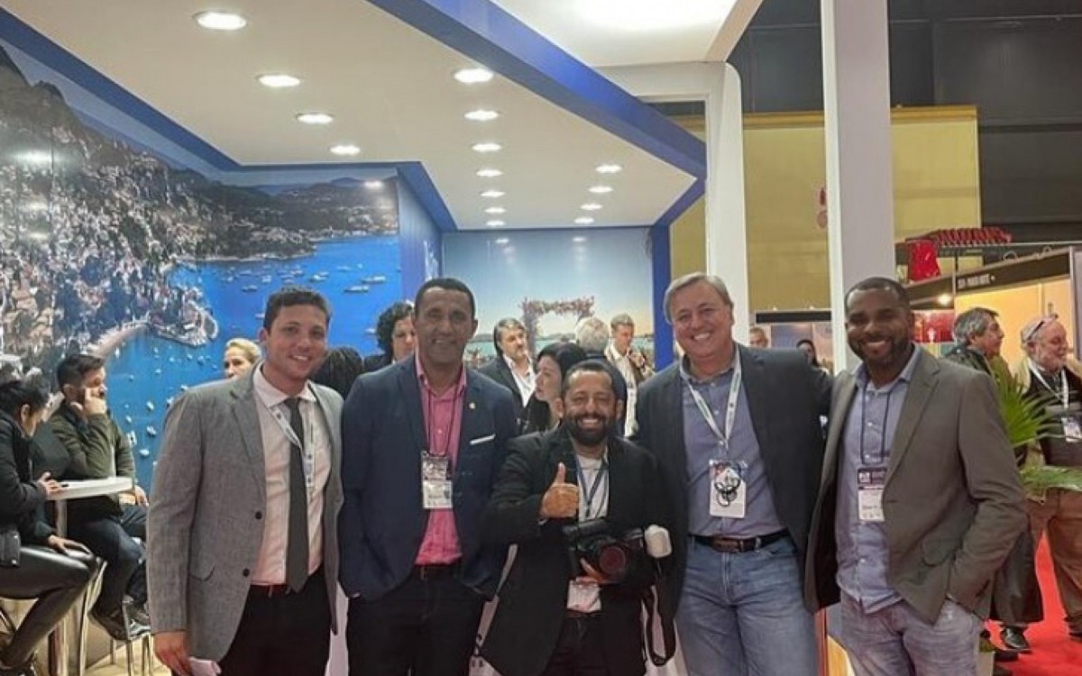 Prefeito Alexandre Martins (REP) e comitiva divulgando o balne&aacute;rio em pa&iacute;ses vizinhos