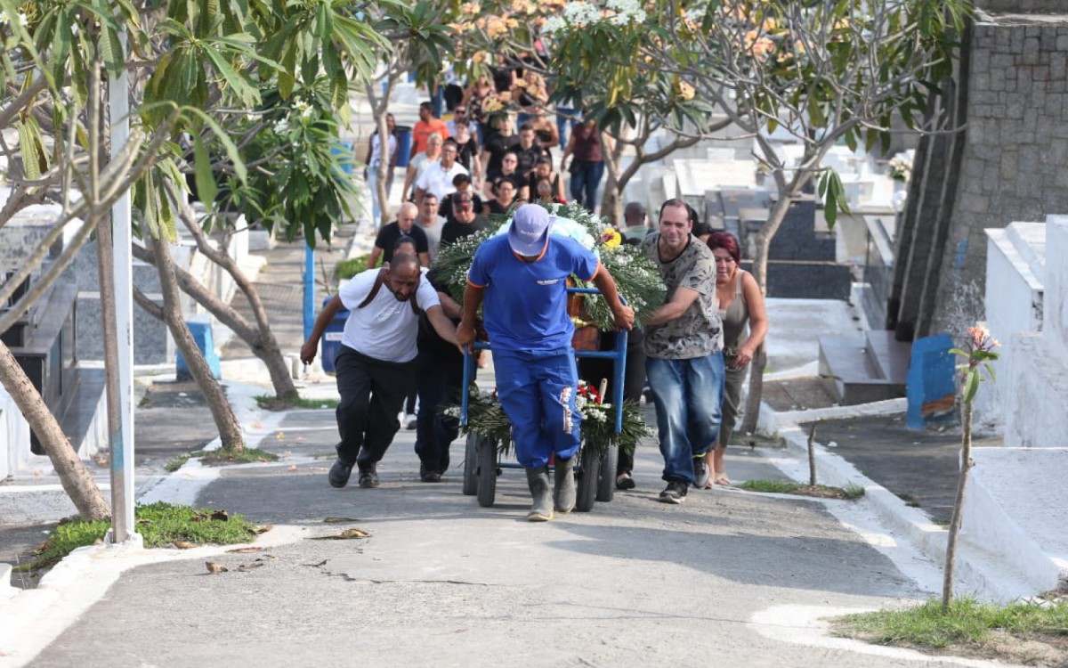 O corpo de Rodrigo Pucciariello é enterrado nesta quinta-feira (6). Comerciante morreu após ser atingido por vários tiros durante uma briga de trânsito - Cleber Mendes / Agência O Dia
