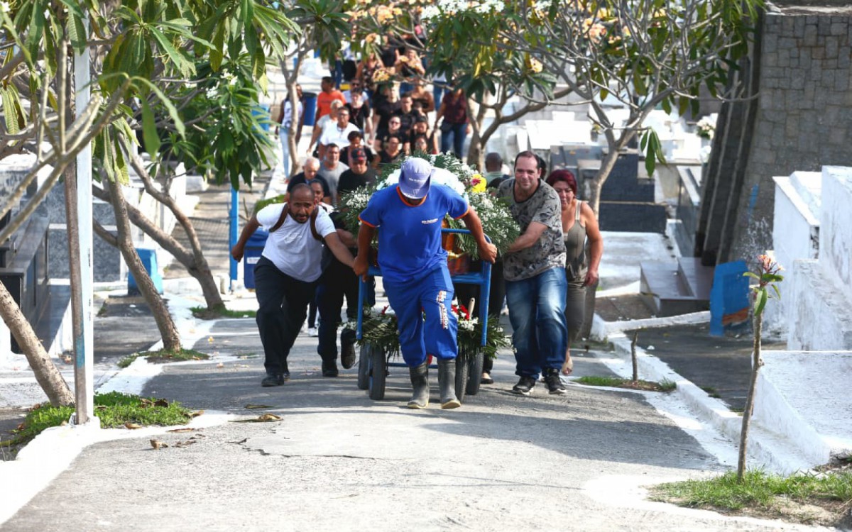 O corpo de Rodrigo Pucciariello é enterrado nesta quinta-feira (6). Comerciante morreu após ser atingido por vários tiros durante uma briga de trânsito - Cleber Mendes / Agência O Dia