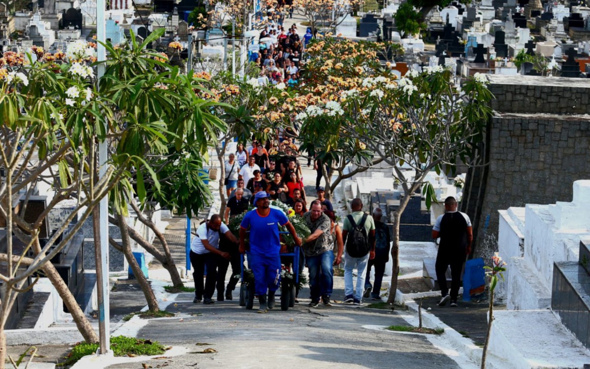 O corpo de Rodrigo Pucciariello é enterrado nesta quinta-feira (6). O comerciante morreu após ser atingido por vários tiros durante uma briga de trânsito - Cleber Mendes / Agência O Dia