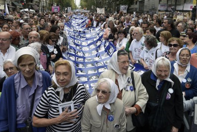 Movimento que busca 'identidades roubadas' na ditadura argentina ganha força