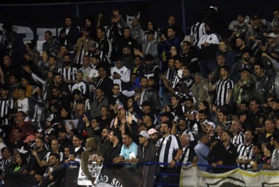 Em busca de patrocínios, Botafogo abre conversas com bancos