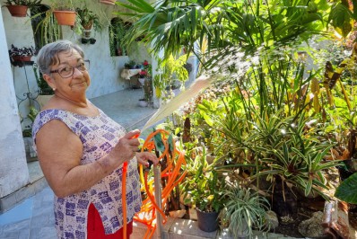 Moradores do bairro Barracão comemoram chegada da água forte na bica