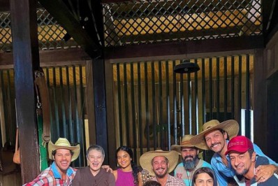 Dira Paes compartilha foto com elenco de 'Pantanal': 'Saudade dessa turma'