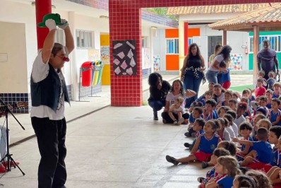 Caravana da Cultura leva apresentação musical e show de mágica para escola de Itaipuaçu