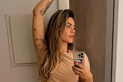 Sarada! Kelly Key posa de calcinha e esbanja boa forma