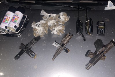 PM prende quatro homens com armas e drogas em Macaé