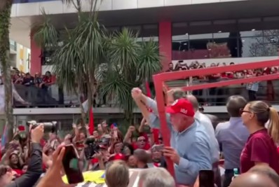 Com duas horas de atraso, Lula inicia caminhada em São Bernardo do Campo